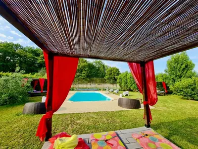 Piscine de l'établissement MEUBLE PANORAMIQUE 2 à 6 PERSONNES AU CHÂTEAU DE JALLANGES ou située à proximité