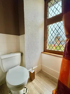 Salle de bains dans l'établissement MEUBLE PANORAMIQUE 2 à 6 PERSONNES AU CHÂTEAU DE JALLANGES