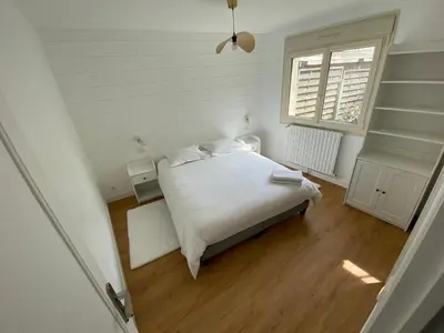 Un ou plusieurs lits dans un hébergement de l'établissement Aux Premières Loges - Gîte de charme proche du circuit