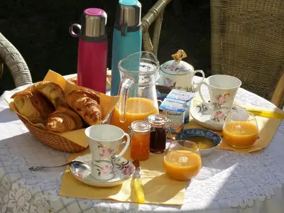 Options de petit-déjeuner proposées aux clients de l'établissement Studio Séquoia au pied du Château