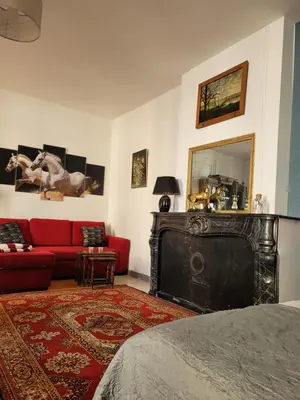Coin salon dans l'établissement Studio Séquoia au pied du Château
