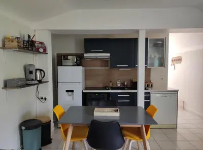 Cuisine ou kitchenette dans l'établissement Gîte La p'tite terrasse Chinon centre Parking gratuit