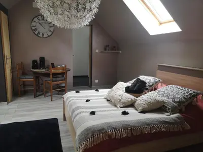 Un ou plusieurs lits dans un hébergement de l'établissement Agréable chambre privée avec entrée indépendante