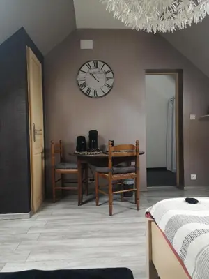 Un ou plusieurs lits dans un hébergement de l'établissement Agréable chambre privée avec entrée indépendante