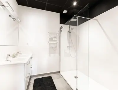 Salle de bains dans l'établissement LE PADDOCK 