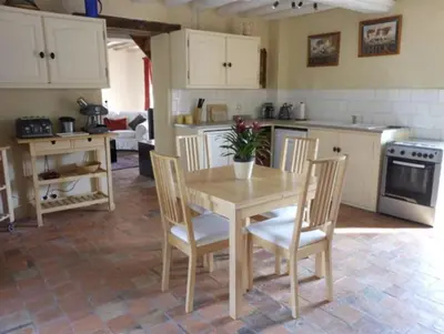 Cuisine ou kitchenette dans l'établissement Closerie Les Roches - Charming and spacious 2 bedroom cottage