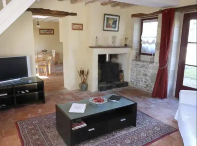 Télévision ou salle de divertissement dans l'établissement Closerie Les Roches - Charming and spacious 2 bedroom cottage
