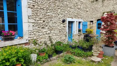 Jardin de l'établissement La Maison Bleue de Husseau Ancienne ferme semi-troglodytique 18e siècle