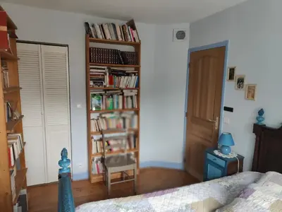 Bibliothèque dans la maison de vacances