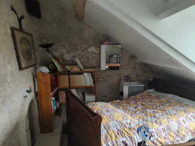 Cuisine ou kitchenette dans l'établissement La Maison Bleue de Husseau Ancienne ferme semi-troglodytique 18e siècle