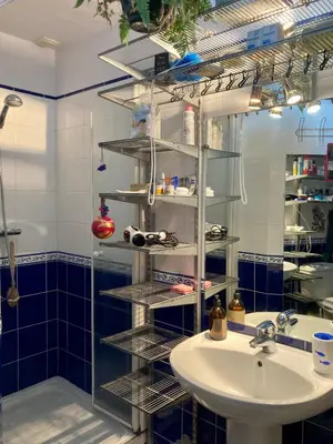 Cuisine ou kitchenette dans l'établissement La Maison Bleue de Husseau Ancienne ferme semi-troglodytique 18e siècle
