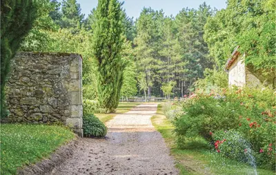 Jardin de l'établissement 3 Bedroom Awesome Home In Cheille Bourg