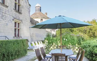 Jardin de l'établissement Gorgeous Home In Chinon With Wifi