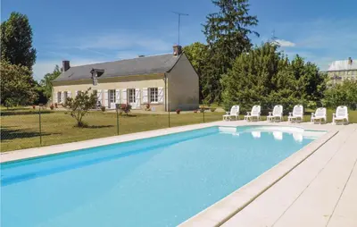 Piscine de l'établissement 4 Bedroom Amazing Home In Bourgueil ou située à proximité
