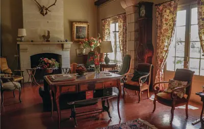 Coin salon dans l'établissement 4 Bedroom Amazing Home In Bourgueil