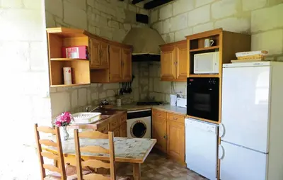 Cuisine ou kitchenette dans l'établissement 2 Bedroom Stunning Home In Chinon
