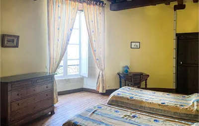Un ou plusieurs lits dans un hébergement de l'établissement 2 Bedroom Stunning Home In Chinon