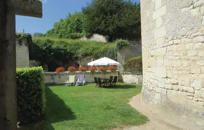 Jardin de l'établissement 2 Bedroom Stunning Home In Chinon