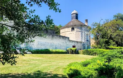 Jardin de l'établissement 2 Bedroom Stunning Home In Chinon
