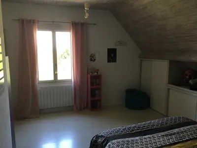 Un ou plusieurs lits dans un hébergement de l'établissement Chambre privée avec salle de bains