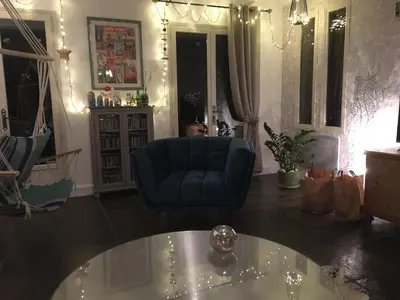 Coin salon dans l'établissement Chambre privée avec salle de bains