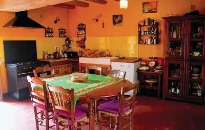 Cuisine ou kitchenette dans l'établissement Cozy Home In Preuilly Sur Claise