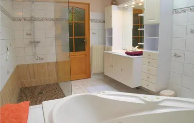 Salle de bains dans l'établissement 5 Bedroom Awesome Home In Louzy