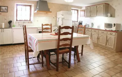 Cuisine ou kitchenette dans l'établissement 5 Bedroom Awesome Home In Louzy