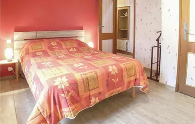 Un ou plusieurs lits dans un hébergement de l'établissement 5 Bedroom Awesome Home In Louzy