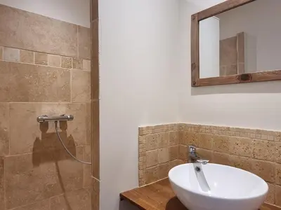 Salle de bains dans l'établissement Luxe et tranquillité au vert: maison 6 chambres, piscine, proche du Mans, idéale familles et groupes - FR-1-410-361