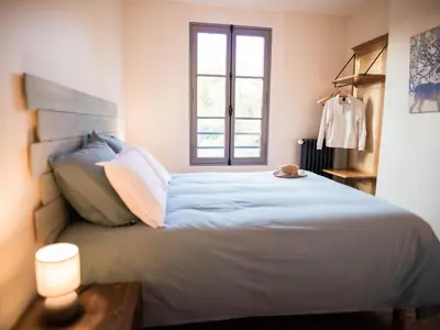 Un ou plusieurs lits dans un hébergement de l'établissement Luxe et tranquillité au vert: maison 6 chambres, piscine, proche du Mans, idéale familles et groupes - FR-1-410-361