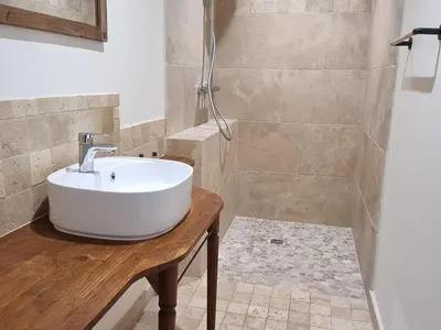 Salle de bains dans l'établissement Luxe et tranquillité au vert: maison 6 chambres, piscine, proche du Mans, idéale familles et groupes - FR-1-410-361
