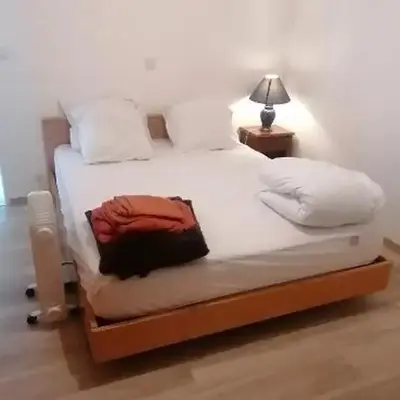 Chambre parquet flottant chez l'habitant