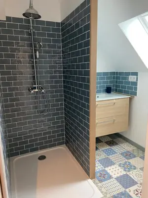 Salle de bains dans l'établissement La Charmeraie : Le Logis