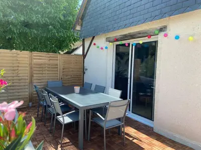 Terrasse ou espace extérieur de l'établissement La Charmeraie : Le Logis