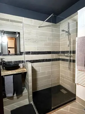 Salle de bains dans l'établissement Les Studios de l'Escale proche du Zoo de Beauval