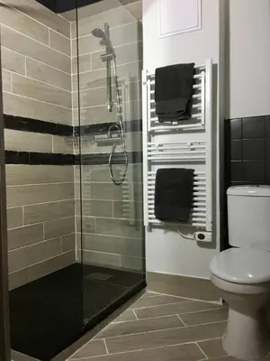 Salle de bains dans l'établissement Les Studios de l'Escale proche du Zoo de Beauval