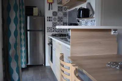 Cuisine ou kitchenette dans l'établissement Mobil Home tout confort 6 personnes avec wifi