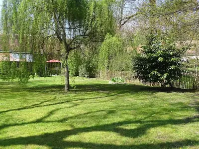 Jardin de l'établissement Moulin de la Follaine Gîte Le logis du meunier