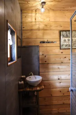 Salle de bains dans l'établissement Domaine et gîtes insolites Touts Vents