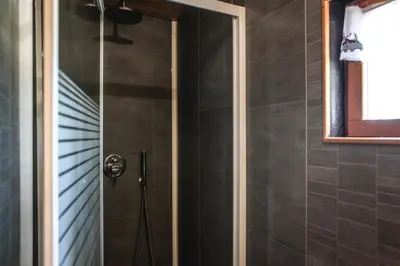 Salle de bains dans l'établissement Domaine et gîtes insolites Touts Vents