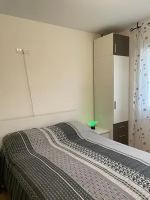 Un ou plusieurs lits dans un hébergement de l'établissement Cosy studio, lit double