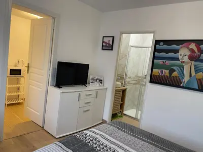 Télévision ou salle de divertissement dans l'établissement Cosy studio, lit double