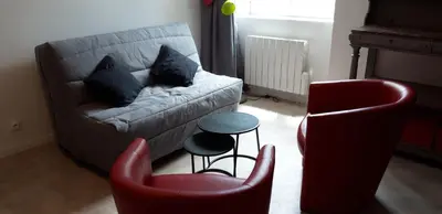 Coin salon dans l'établissement Triplex tout confort, plein centre ville Bauge en Anjou