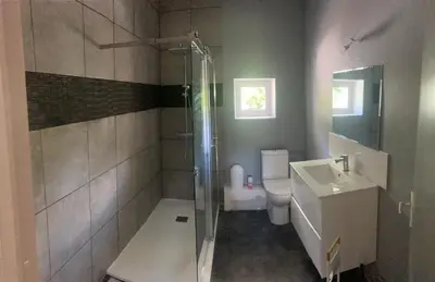 Salle de bains dans l'établissement Magnifique villa avec piscine chauffée et jacuzzi