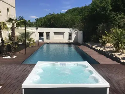 Piscine de l'établissement Magnifique villa avec piscine chauffée et jacuzzi ou située à proximité