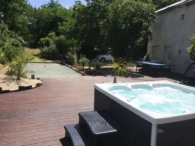 Piscine de l'établissement Magnifique villa avec piscine chauffée et jacuzzi ou située à proximité