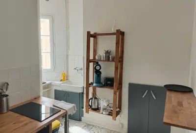 Cuisine ou kitchenette dans l'établissement T2 vue sur Loire local vélo