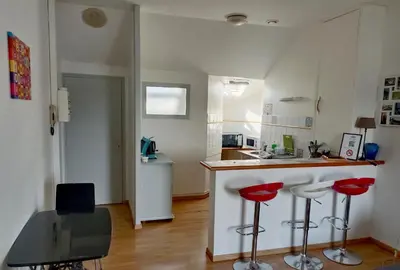 Cuisine ou kitchenette dans l'établissement T2 vue sur Loire local vélo