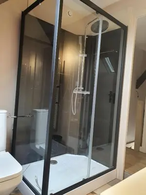 Salle de bains dans l'établissement L'Ardoise